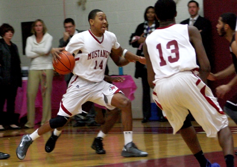 Game Recap: Men's Basketball Tops DII Golden Lions