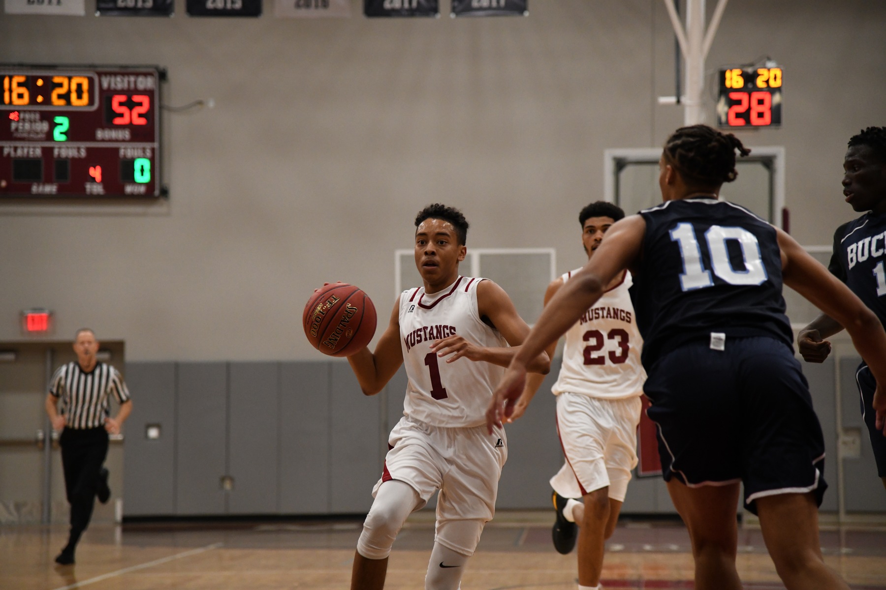 Hooks' Last Second Shot Sends 8th-Seeded Mustangs to the Second Round!