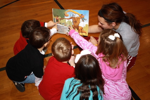 Women's Basketball Visits Local Kindergarten