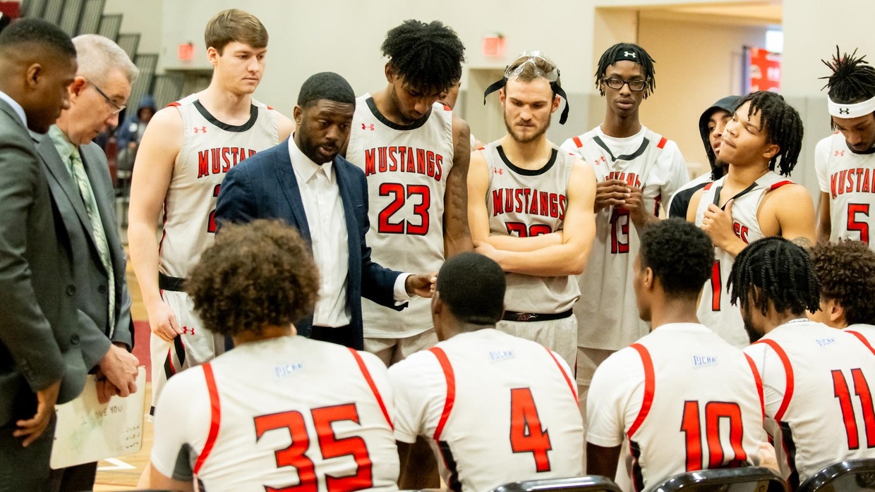 Saunders hits Game Winner to help Mustangs stay Undefeated