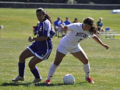 Game Recap: No 6 Roadrunners Too Much for Mustangs